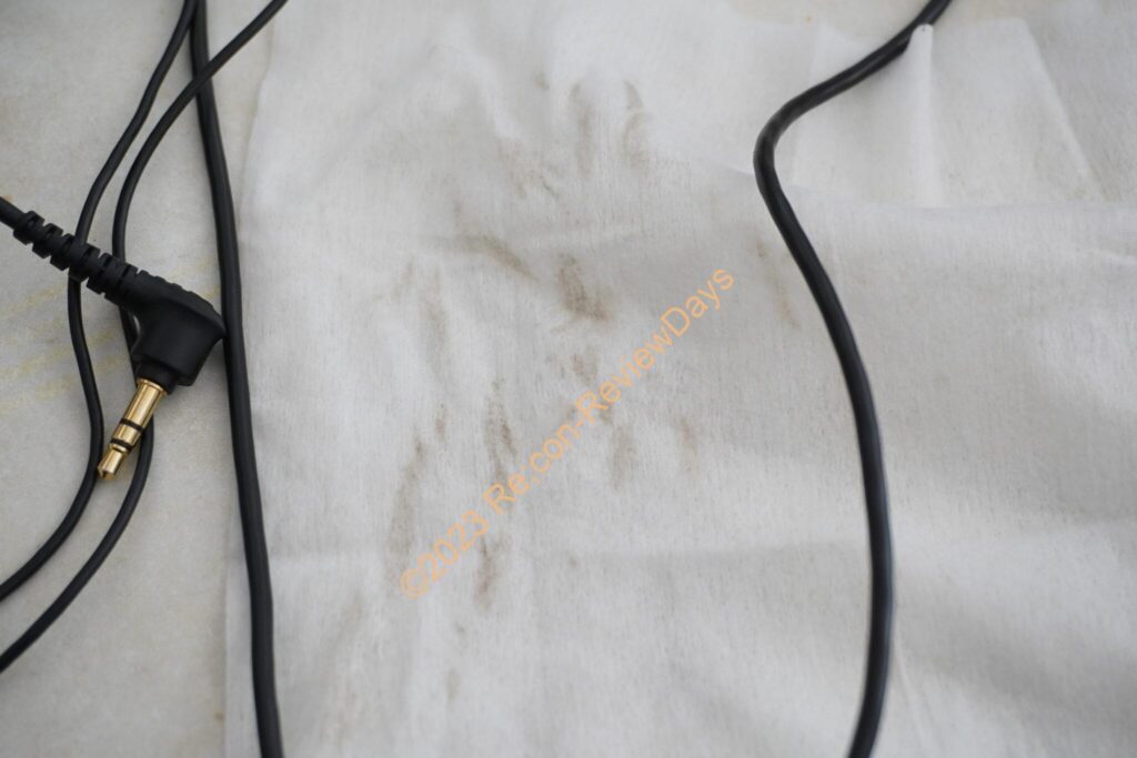 イヤホンに付いたタバコ臭、ヤニ臭を取り除く