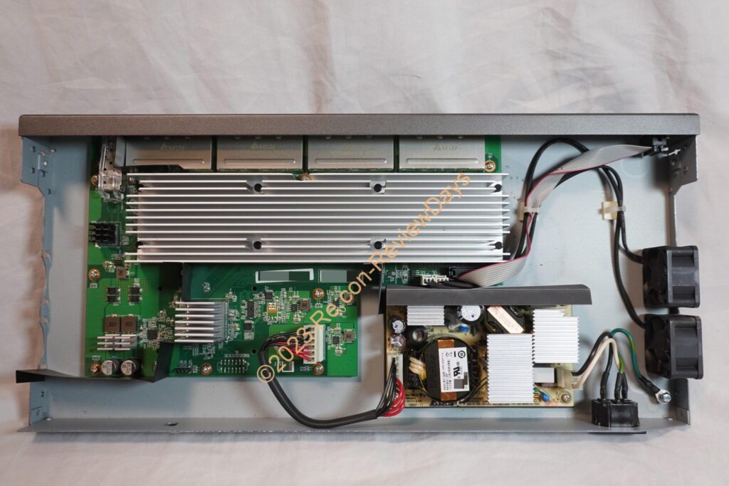 NETGEAR製の10GbE対応16ポートスイッチ「XS716E(XS716E-100AJS)」を分解する方法について