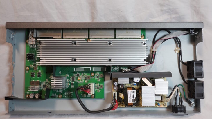 NETGEAR製の10GbE対応16ポートスイッチ「XS716E(XS716E-100AJS)」を分解する方法について