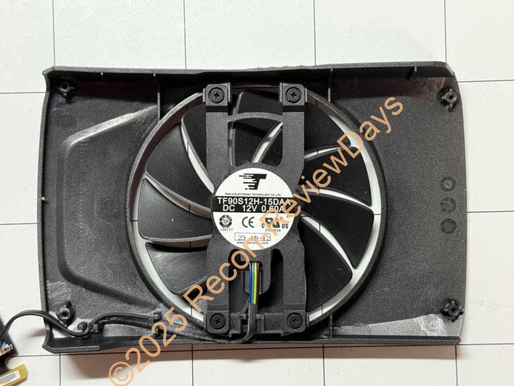 ZOTAC GeForce RTX 4060 SOLO(ZT-D40600G-10L)のファンの交換を検討する