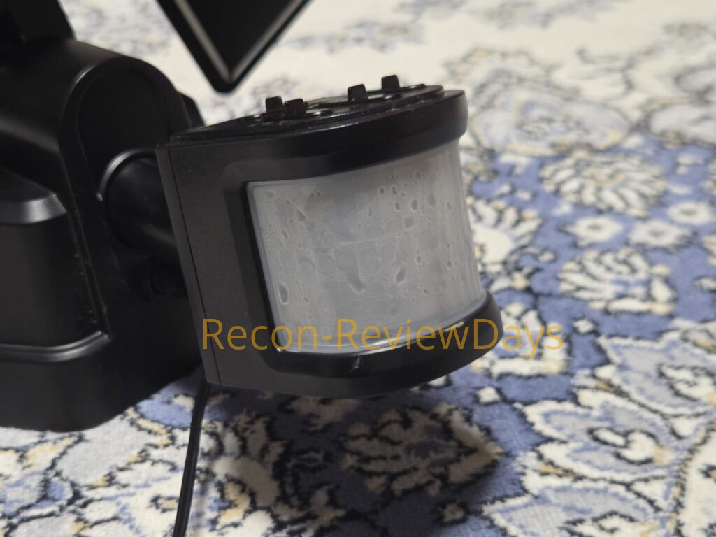 NEWGALE製のソーラーモーションセンサーライト(56874)がセンサー部分に水が入って光らなくなっていました #コストコ #NEWGALE #LEDソーラーライト